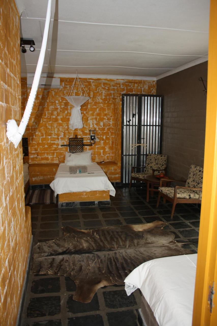 Villa Roy'S Rest Camp Grootfontein Esterno foto